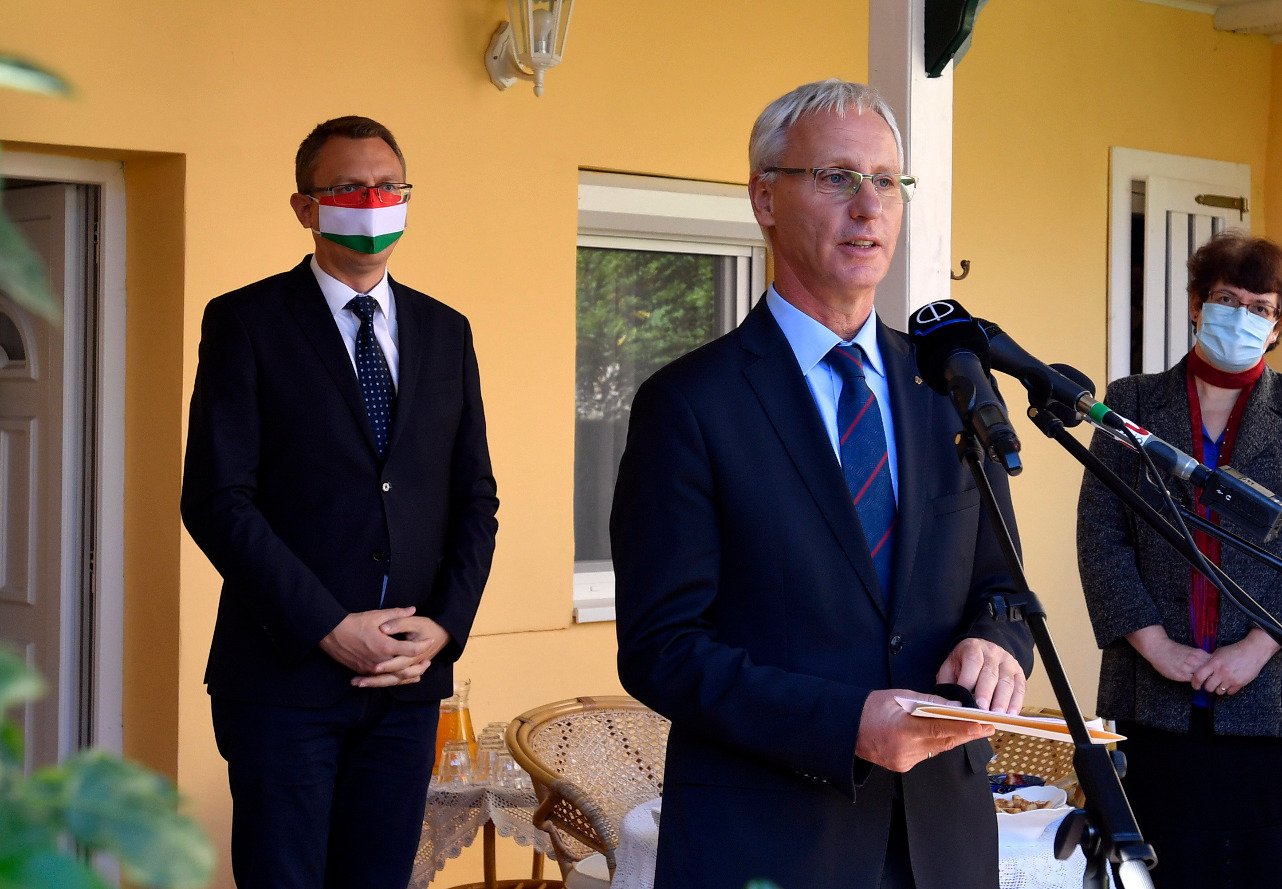 screenshot-2020-10-12-download-aspx-jpeg-kep-2890-2003-keppont-atmeretezett-44.jpg screenshot-2020-10-12-download-aspx-jpeg-kep-2890-2003-keppont-atmeretezett-44.jpg